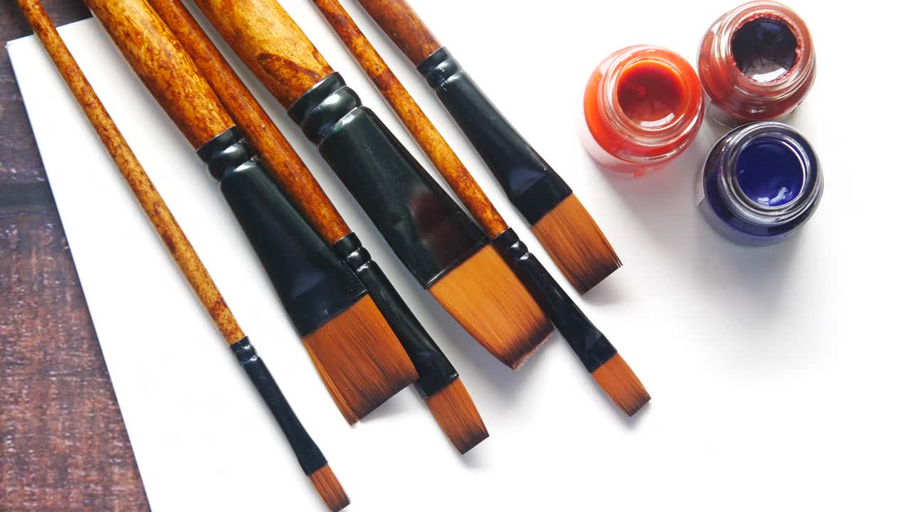 페인트 브러쉬와 페인트