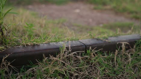 primer plano de un ferrocarril abandonado en firmat, santa fe, argentina