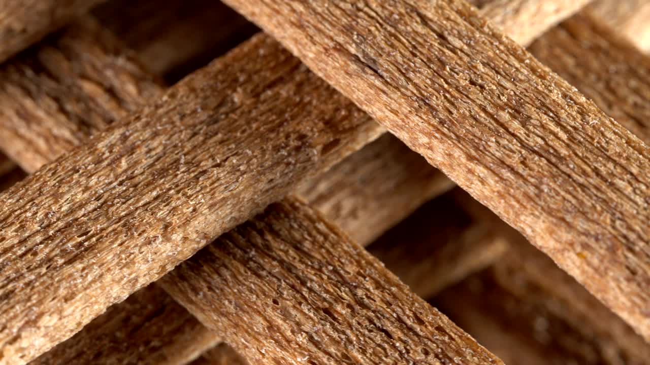 galletas de bambú en una mesa giratoria
