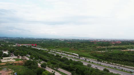 Hermoso-Paisaje-Urbano-Al-Otro-Lado-De-La-Carretera---Autopista-Srinagar-Y-Cachemira-En-Islamabad---Capital-De-Pakistán