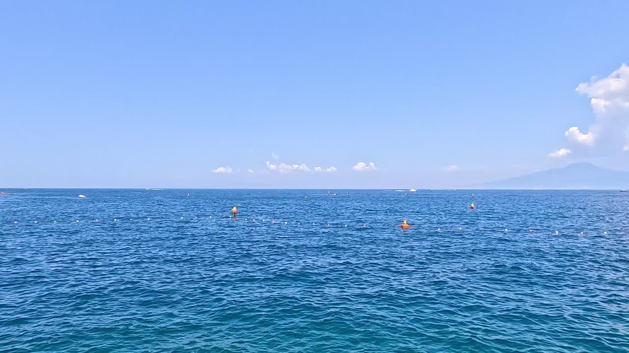 배경에는 베수비우스 산이 있는 아름다운 해안 풍경