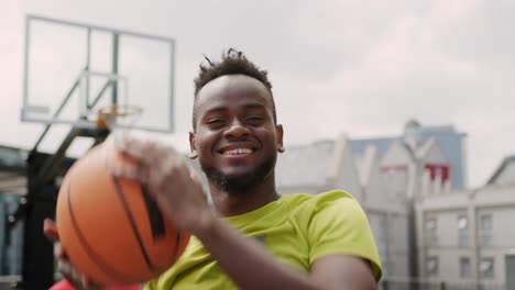 Jugador-De-Baloncesto-Sosteniendo-Baloncesto-4k