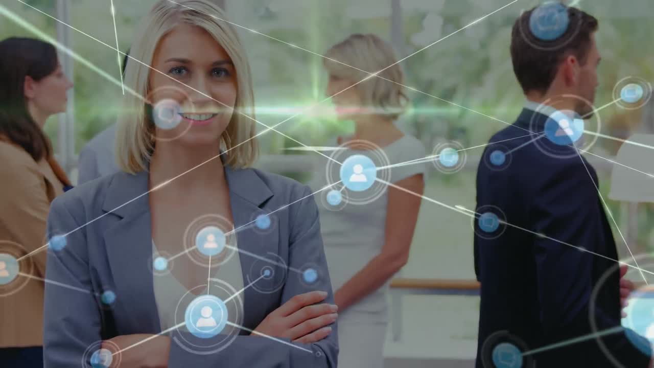 анимация сети икон профиля над портретом кавказской бизнесменки, улыбающейся в офисе