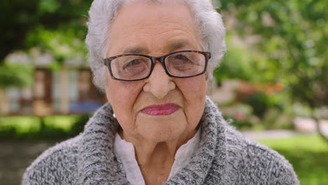 Ältere-Frau,-Brille-Und-Porträt-Allein-Im-Park