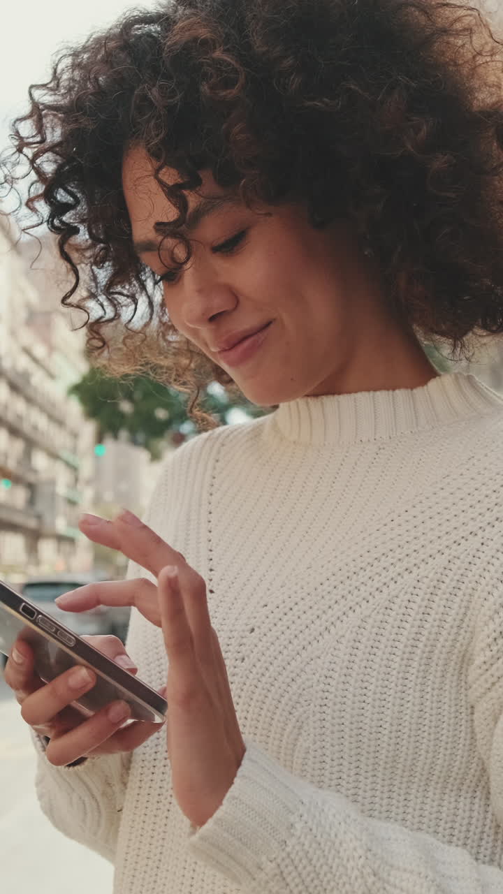 Donna che usa il cellulare per strada