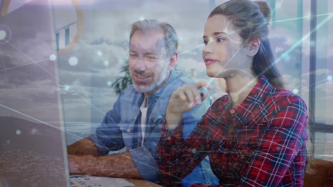 animación de la red de conexiones sobre hombres y mujeres diversos discutiendo contra las olas del mar.