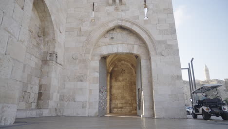 puerta de jaffa en la capital de israel, antiguas murallas de la ciudad de jerusalén barrios judíos