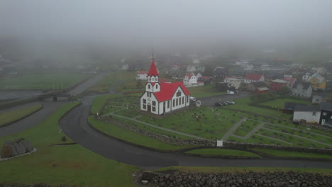 aldea de sandavagur, isla de vagar: vista aérea viajando a la iglesia en las islas feroe