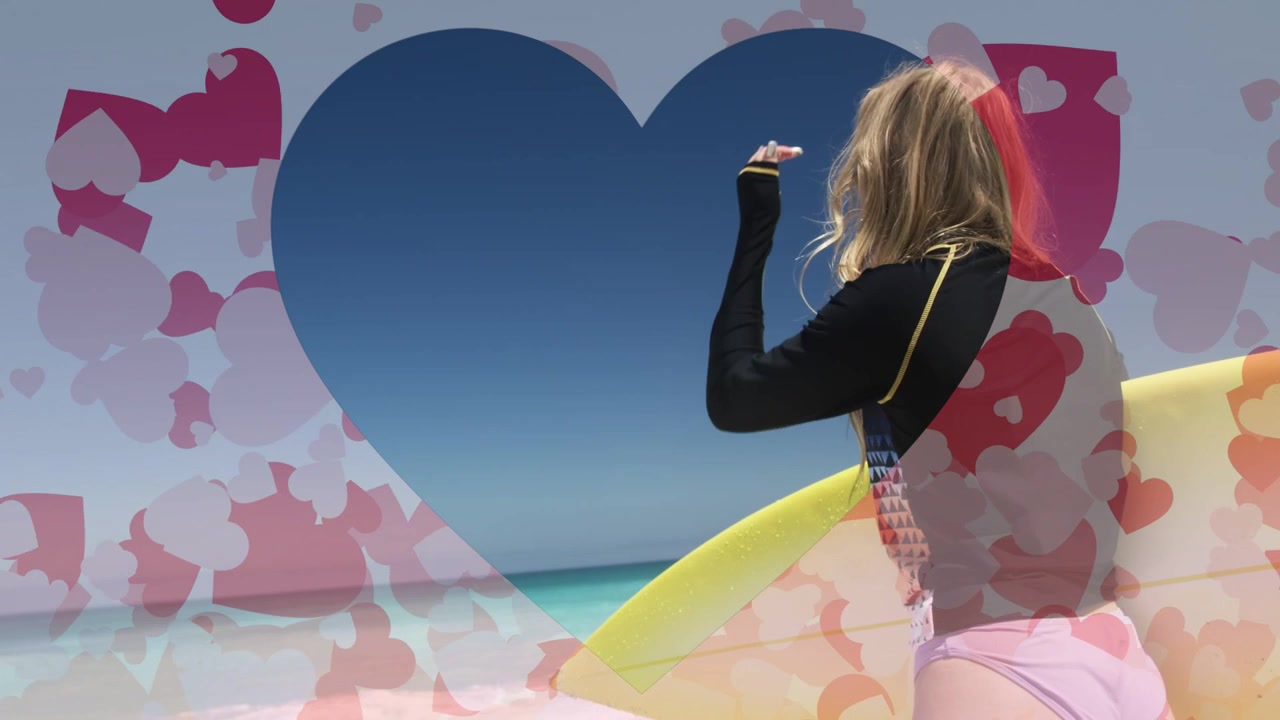 Donna che tiene una tavola da surf gialla, scruta le onde riparandosi gli occhi dal sole, con un ritaglio a forma di cuore che mostra un viaggio in mare