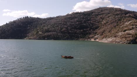 Aéreo---Paseo-En-Bote-Por-El-Hermoso-Lago-Skadar,-Montenegro,-Tiro-Giratorio