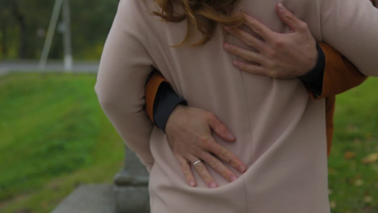 casal a abraçar-se ao ar livre