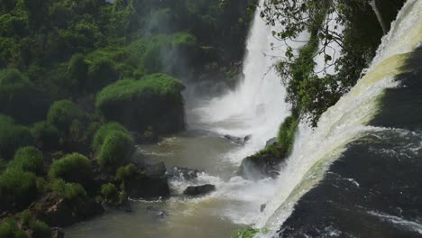 Increíble-Vista-En-ángulo-Alto-De-Agua-Clara-Y-Hermosa-Que-Brota-Del-Borde-Del-Acantilado-En-Una-Ubicación-Pintoresca-De-Naturaleza-Verde,-Destino-Turístico-Para-Hermosas-Vistas-De-La-Jungla-Agua-En-Cámara-Lenta-En-Las-Cataratas-Del-Iguazú