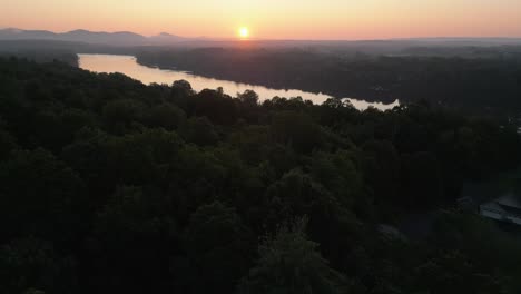 La-Plataforma-Rodante-De-Drones-Se-Inclina-Sobre-El-Amanecer-Y-La-Mañana-Brumosa-En-El-Río-Connecticut,-Vista-De-Las-Extensas-Montañas-En-Massachusetts