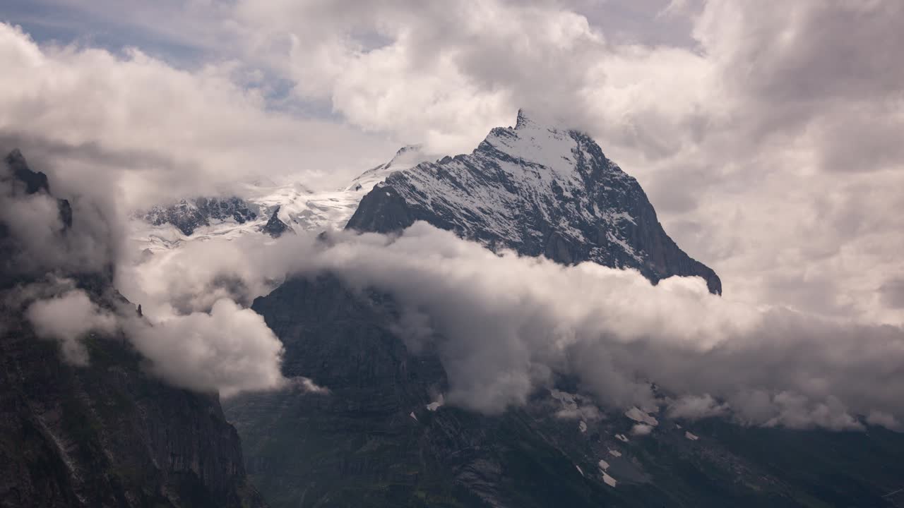 lapso de tiempo de cúmulos dinámicos frente a moench y la cara norte del eiger en los alpes suizos