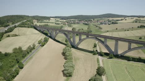 toma de drones de un hermoso viaducto de arco cerca de una autopista alemana, la autopista, alemania, europa