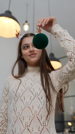 mujer decorando arbol de navidad