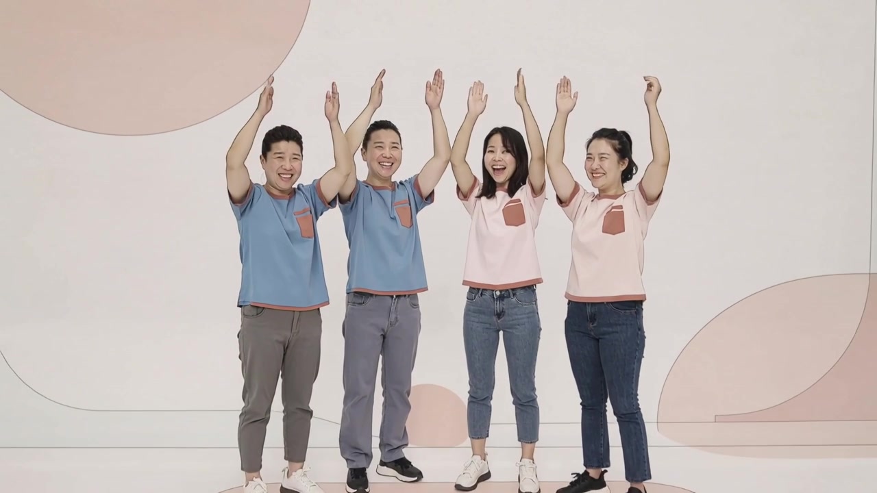 ผู้ใหญ่สี่คนกำลังแสดง ขยับมือพร้อมกัน ปรบมือตามสัญญาณเพื่อส่งเสียงเชียร์ที่สตูดิโอ สวมเสื้อยืดมีกระเป๋า