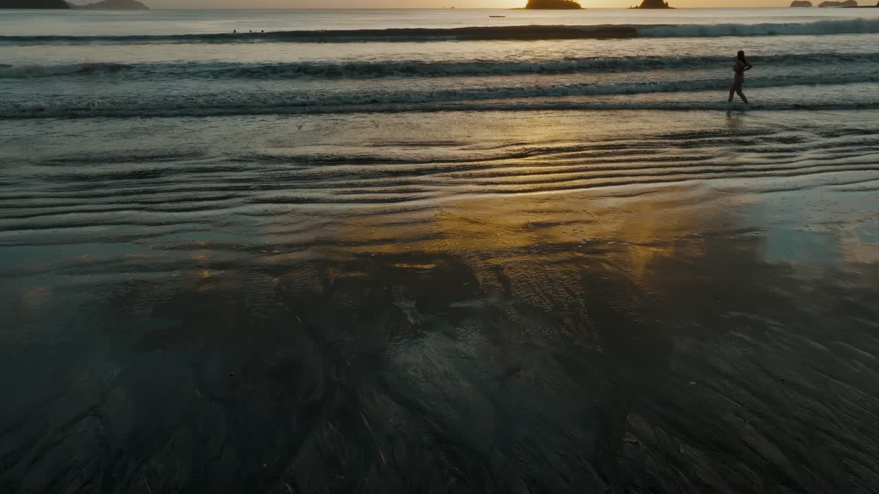 Riflessi del Tramonto sulla Battigia con Turisti sulla Spiaggia della Costa Rica