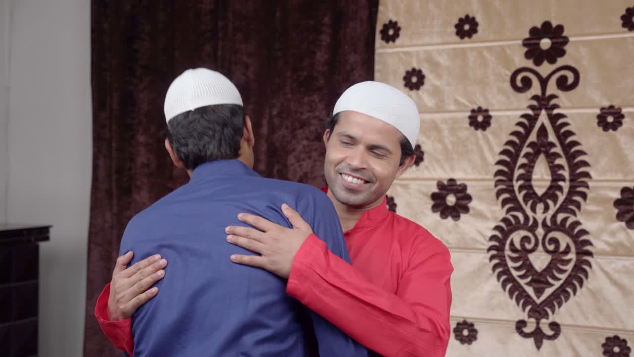 Pria Muslim India merayakan Idul Fitri dan saling berpelukan.