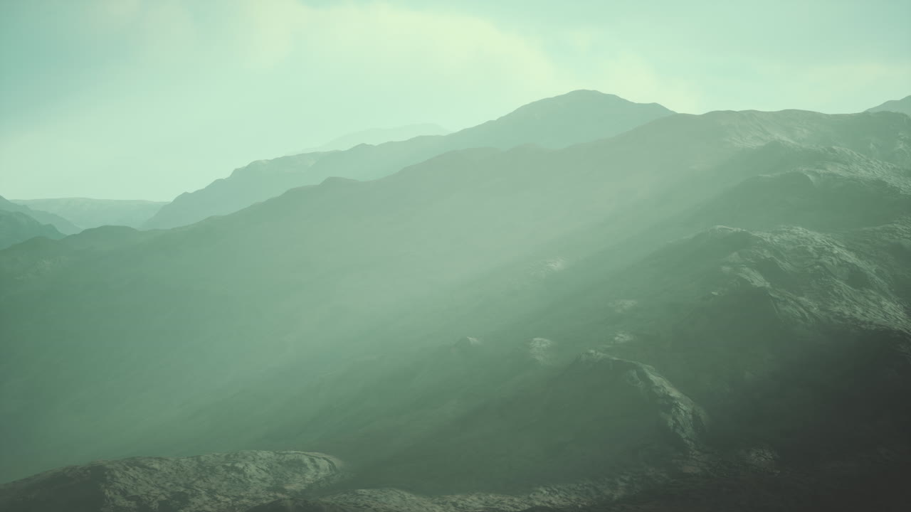 바위 산과 해가 지는 밤의 사막 풍경