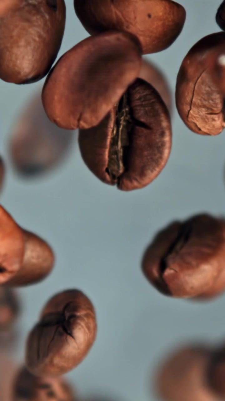 Chicchi di caffè tostati che entrano a fuoco