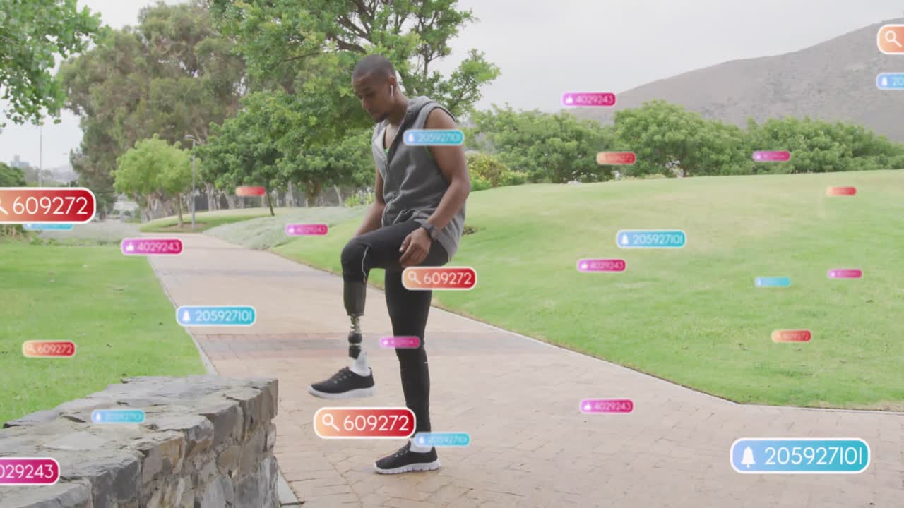 animación de notificaciones de redes sociales, hombre afroamericano con pierna protésica haciendo ejercicio en el parque