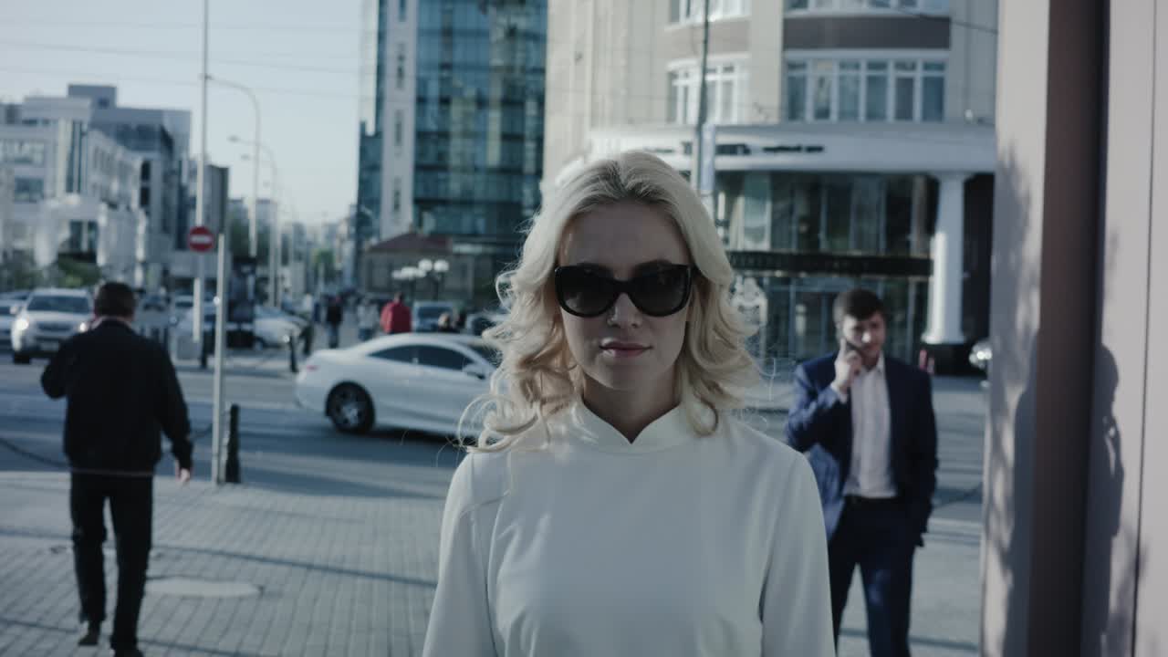 mujer de negocios en la calle de la ciudad