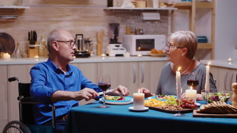 Mann-Mit-Behinderungen-Beim-Abendessen