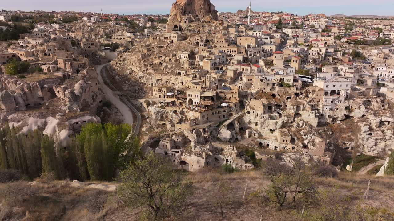 Ortahisar'daki taş kale ve çevresindeki çatıların havadan görünümü.