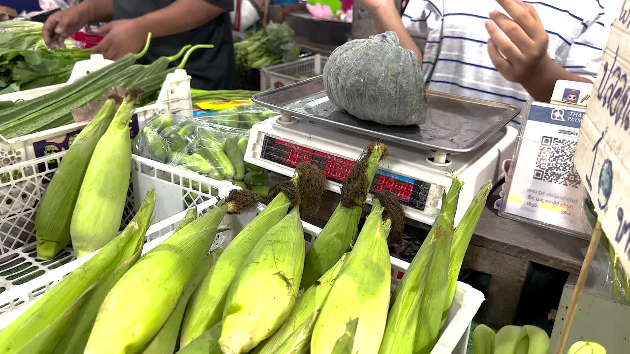 시장 상점 에서 채소 를 가중 하는 판매자