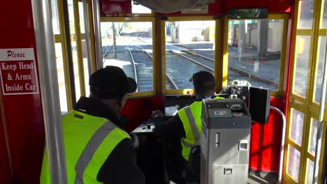 Blick-Durch-Eine-New-Orleans-Straßenbahn,-Während-Sie-Durch-Die-Stadt-Fährt