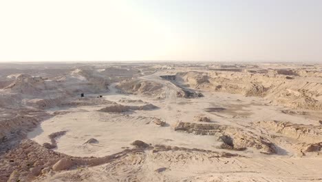 toma de drones de un valle del desierto árabe en kuwait