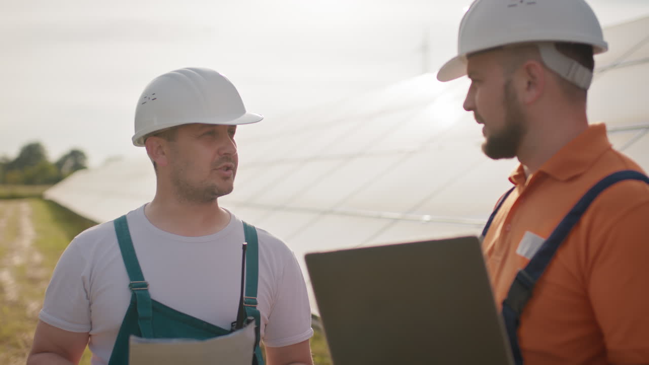 trabajadores de paneles solares discutiendo