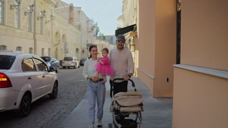 una familia camina juntos por una calle de la ciudad