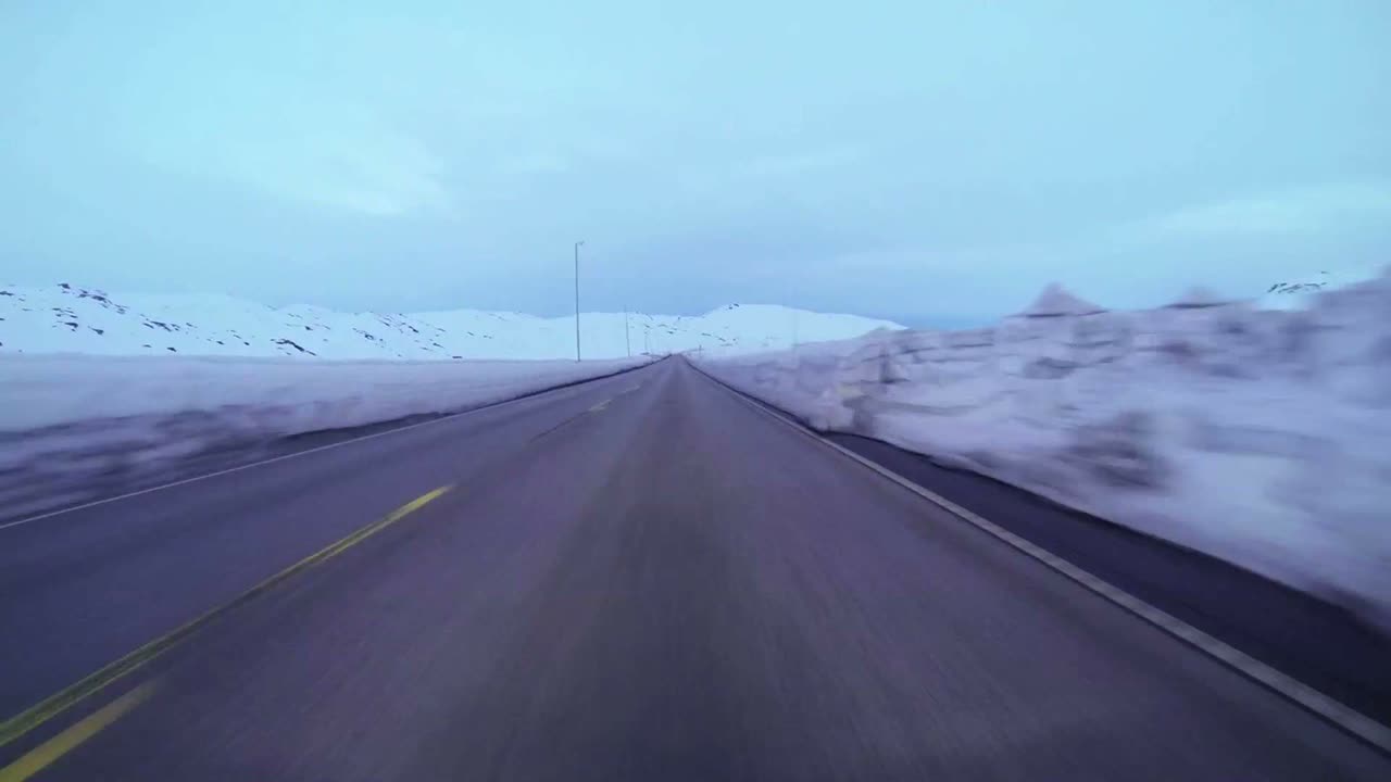 얼음과 눈이 있는 산길을 따라 고속으로 달리는 자동차의 셀카 샷 1