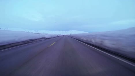 Pov-Aufnahme-Eines-Autos,-Das-Mit-Hoher-Geschwindigkeit-Auf-Einer-Bergstraße-Mit-Eis-Und-Schnee-Fährt-1