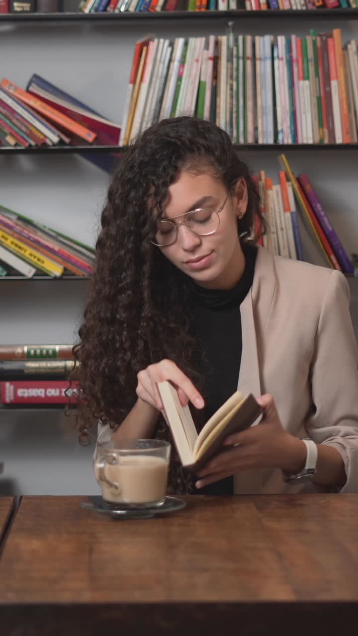 mujer leyendo en un café