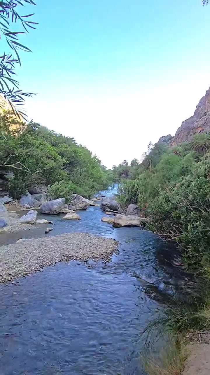 Imponente Cascata nella Gola di Kourtaliotiko sull'Isola di Creta, Grecia, con Acqua Fresca di Montagna, Ripide Scogliere Rocciose, Vegetazione Rigogliosa e un Paesaggio Naturale Spettacolare