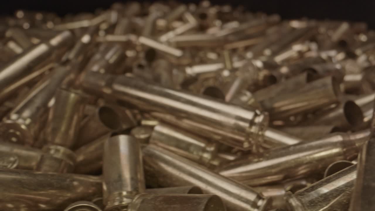 여러 구경 및 화기의 발사된 쉘 케이스의 근접 인형