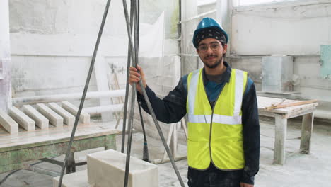 hombre en una fábrica de mármol