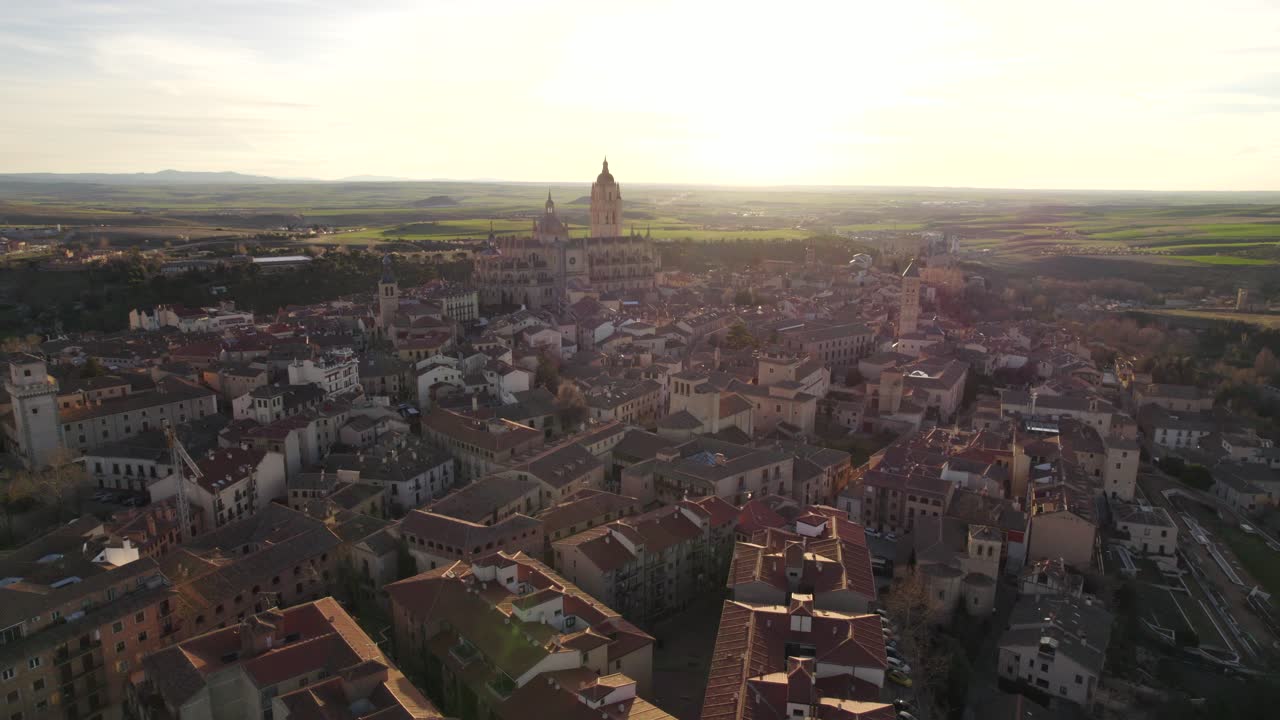 dolly aéreo en vista de la ciudad española histórica medieval de segovia al atardecer