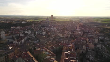Luftwagen-Mit-Blick-Auf-Die-Mittelalterliche-Historische-Spanische-Stadt-Segovia-Bei-Sonnenuntergang