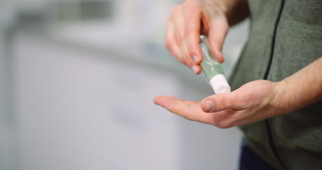 hombre desinfectando manos con gel antibacterial 1