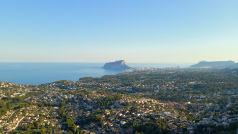 Vista-Aérea-De-Calpe,-El-Peñón-De-Ifach-Y-Alrededores-En-El-Fondo-De-La-Costa-Blanca,-Alicante,-España