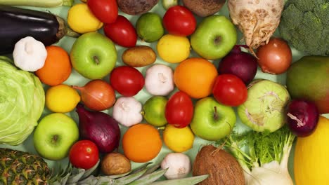 diseño lleno de frutas y verduras frescas y orgánicas ordenadas en la mesa.