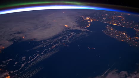 la tierra por la noche desde el espacio