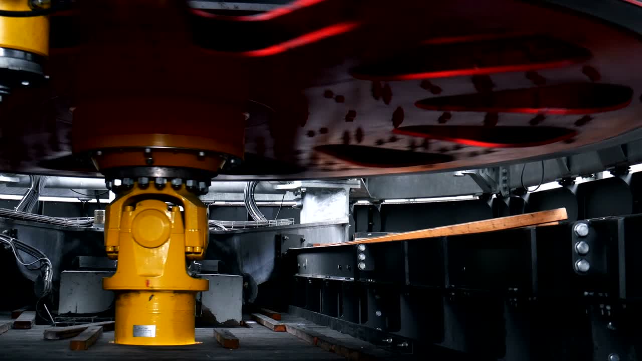 rueda de inhibición roja giratoria en la sala de máquinas del teleférico