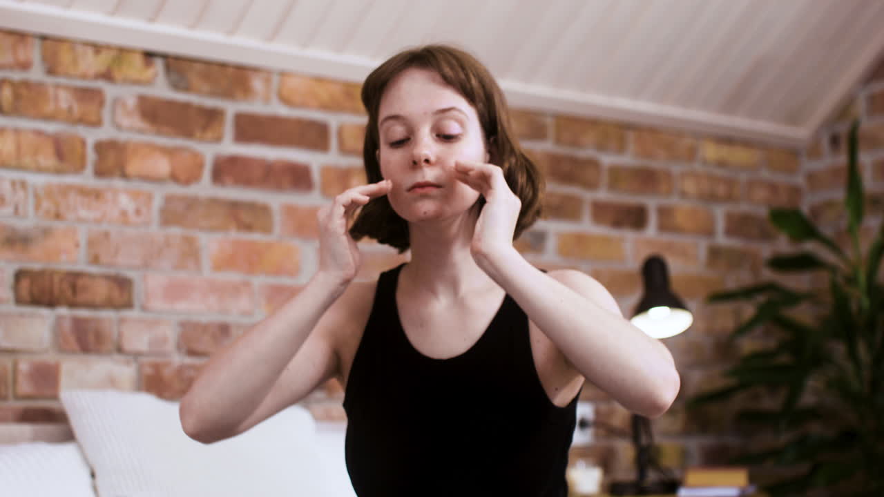 mujer en el dormitorio