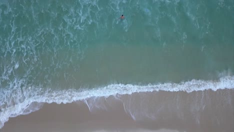 Von-Oben-In-Den-Strand-Gelangen