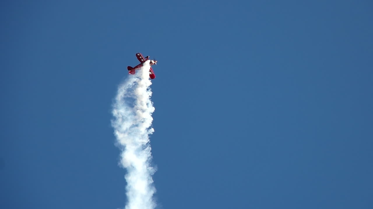 медленный биплан падает во время акробатики с конца на конец